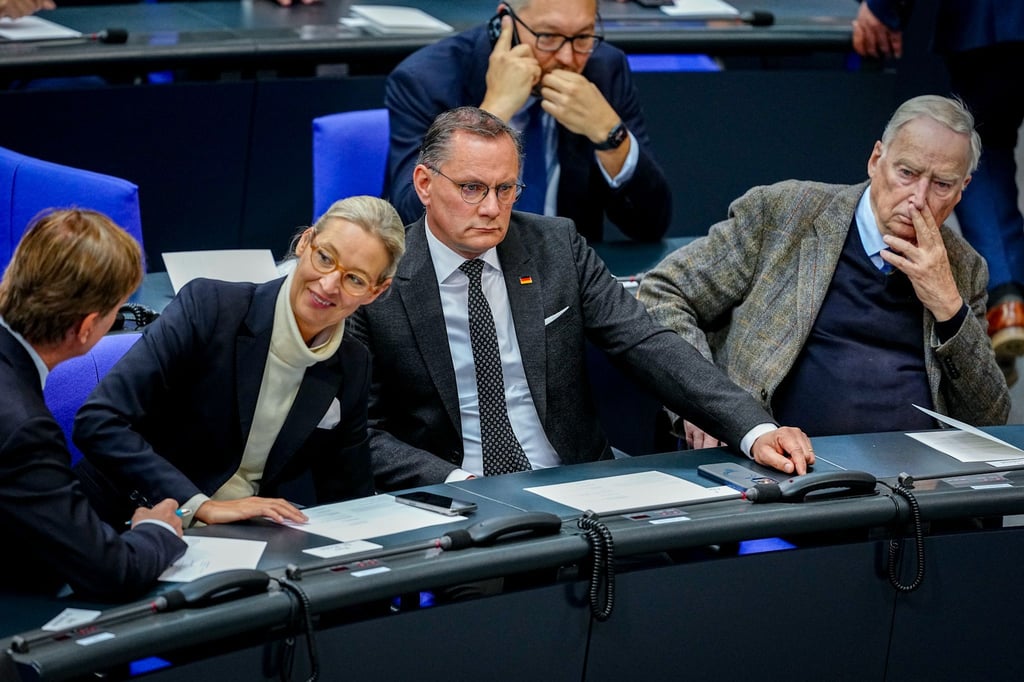 Die AfD-Chefs Alice Weidel und Tino Chrupalla nehmen zum 80. Jahrestag des Kriegsendes an einer Gedenkstunde im Bundestag teil. Am selben Tag kommt die Nachricht , dass der Verfassungsschutz vorläufig seine Einstufung der AfD als „gesichert rechtsextremistisch“ auf Eis legt.