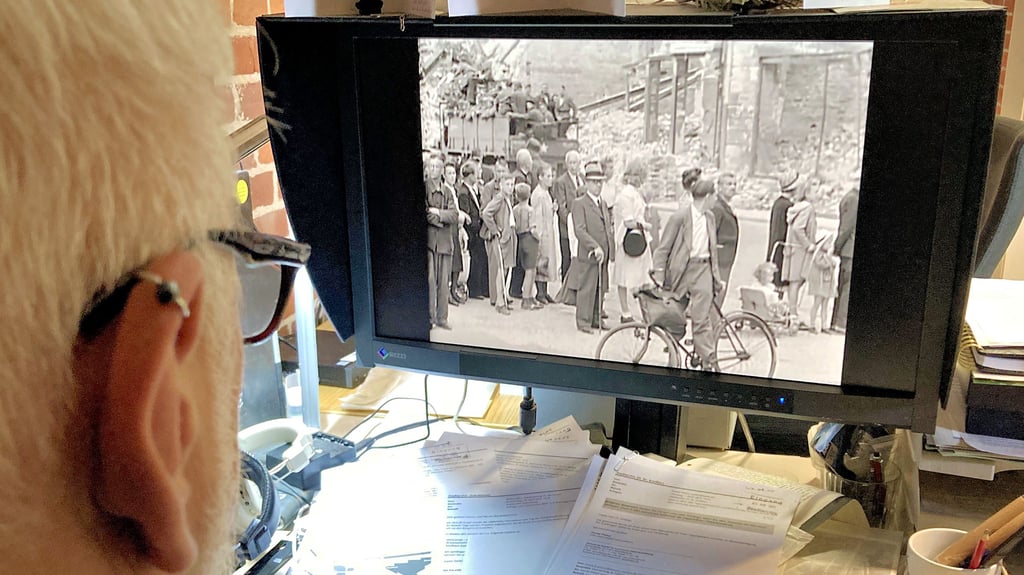 Sven Hertel, Mitarbeiter im Stadtarchiv Dessau-Roßlau, wirft einen Blick auf das bisher unbekannte Video, das die verwüstete Stadt nach Kriegsende zeigt.
