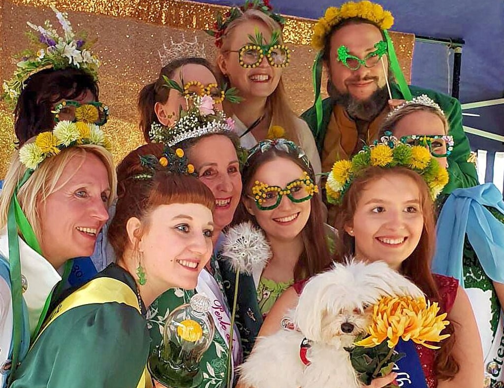 Hannah ist hier auf dem Gruppenfoto in der Box mit ihrem kleinen Hund zu sehen.