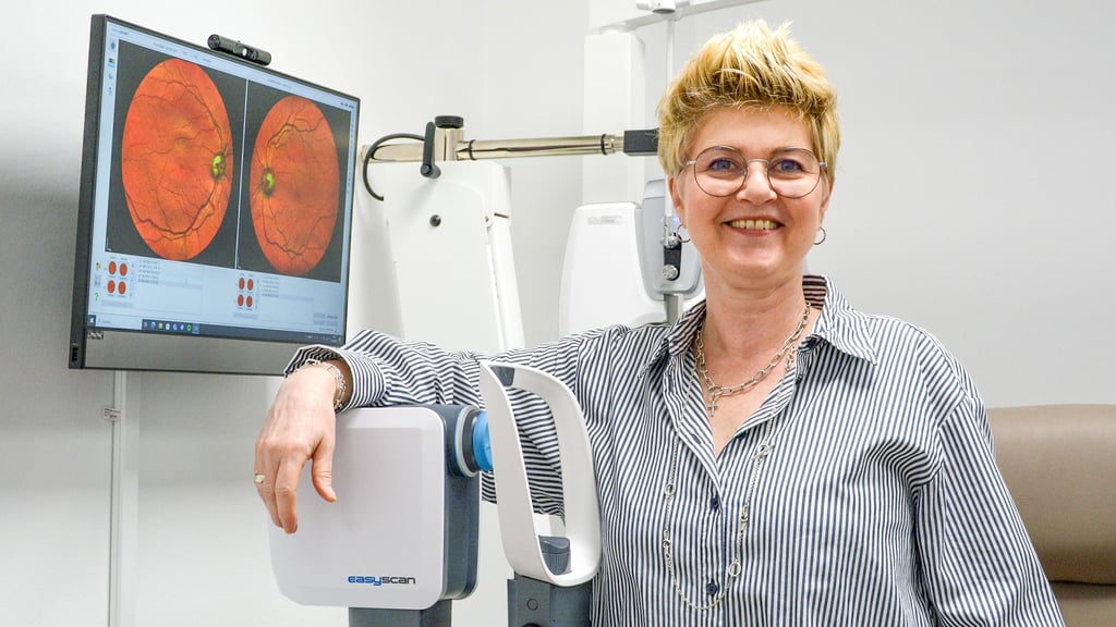 Ines Gierlich ist Optikermeisterin in Wolmirstedt und arbeitet auch mit den Augenärzten der Stadt zusammen.
