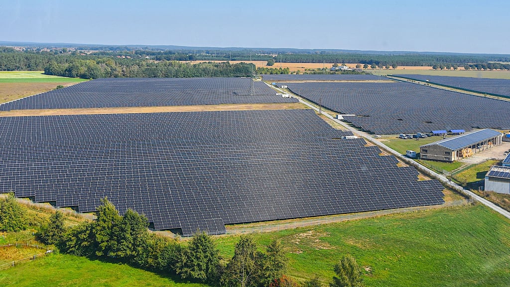 Diese 54 Hektar große Photovoltaikanlage hat das Unternehmen Somikon im September 2024 mit einem Fest und über 400 Gästen eingeweiht. Das Projekt stieß aber nicht nur auf Zustimmung. Damals machten etwa 30 Demonstranten pfeifend ihren Unmut Luft.