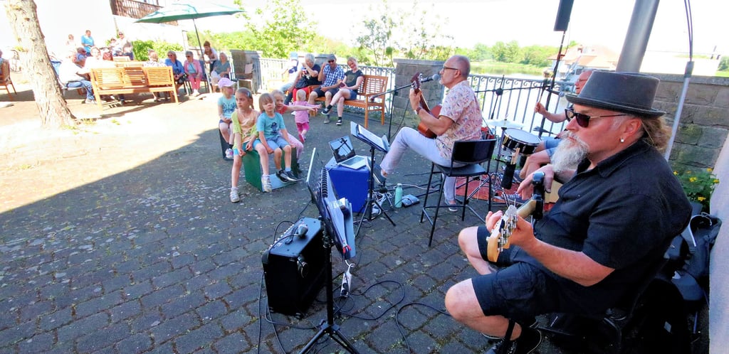 Ihren ersten öffentlichen Auftritt gab die Band Calve am Maifeiertag in der Innenstadt. Dirk Wolter singt hier.