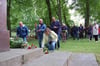 Zum 80. Jahrestag des Kriegsendes legten Menschen Kränze und Blumen auf dem sowjetischen Ehrenfriedhof auf dem Weißenfelser Klemmberg nieder.