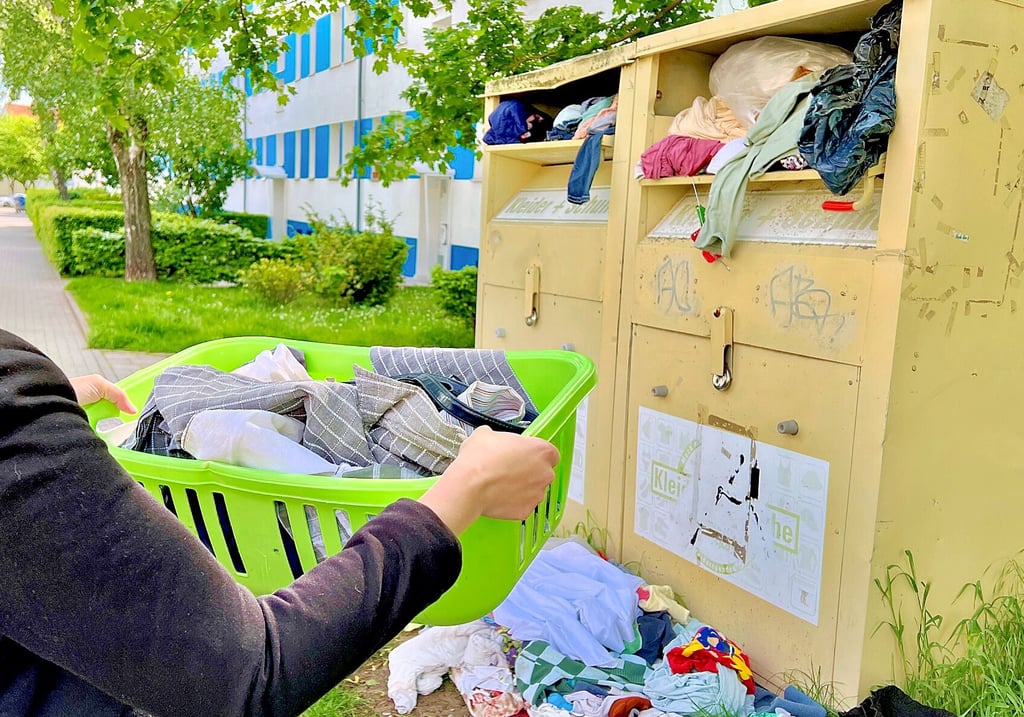 Seit Wochen restlos überfüllt sind die beiden Altkleidercontainer an der Tolstoiallee in Bernburg.