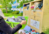 Seit Wochen restlos überfüllt sind die beiden Altkleidercontainer an der Tolstoiallee in Bernburg. 