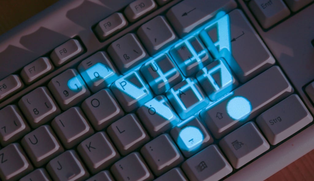 Nutzen Sie Vergleichsportale im Netz? Mit einigen Tricks lassen sich die Deals womöglich noch verbessern.