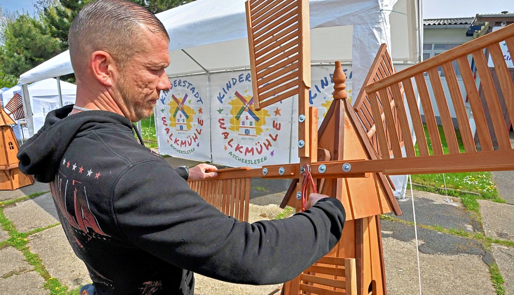 Passend zum Namen der Kinderstadt werden Windmühlen aufgebaut. Die sollen noch einen farbigen Anstrich bekommen.