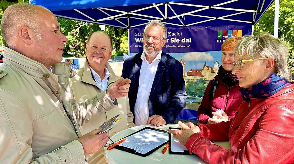 Andreas Chipczynski (von links) erkundigt sich bei Paul Koller, Holger Dittrich, Julia Tarlatt und Silvia Ristow nach der Zukunft der Hauptpost-Filiale.