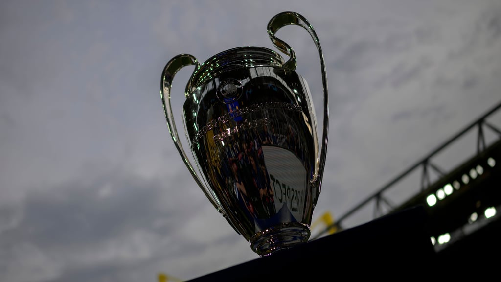 Objekt der Begierde: der Champions-League-Pokal.