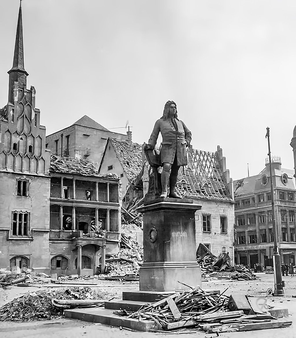 Halle mit dem Händel-Denkmal am Kriegsende. In anderen Städten waren die Zerstörungen weit verheerender.