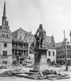 Halle mit dem Händel-Denkmal am Kriegsende. In anderen Städten waren die Zerstörungen weit verheerender.