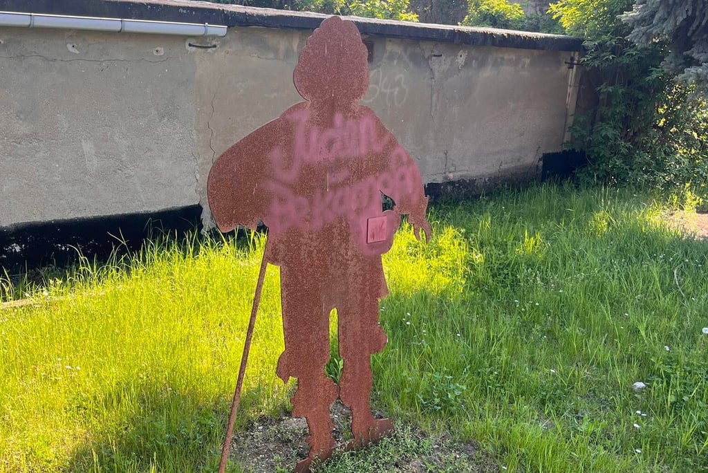 Die Stahlsilhouette von Ottavio Piccolomini wurde antisemitisch beschmiert.