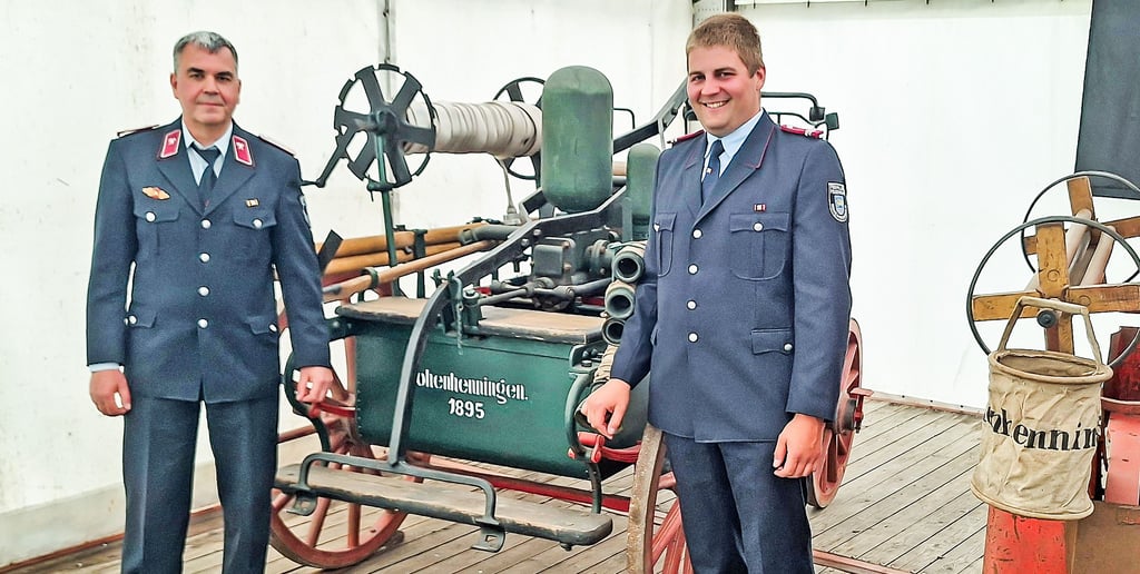 Hohenhenningens scheidender Wehrleiter Guido Lawerenz (links) mit Bryan Skotnicki an der Handdruckspritze von 1895. Nach 33 Jahren tritt Lawerenz zurück und übergibt das Ehrenamt an seinen jüngeren Nachfolger. In der Ortswehr macht Lawerenz aber als Aktiver weiter.