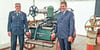 Hohenhenningens scheidender Wehrleiter Guido Lawerenz (links) mit  Bryan Skotnicki an der Handdruckspritze von 1895. Nach 33 Jahren  tritt Lawerenz zurück und übergibt  das Ehrenamt an seinen  jüngeren Nachfolger.  In der Ortswehr macht Lawerenz  aber als Aktiver weiter. 