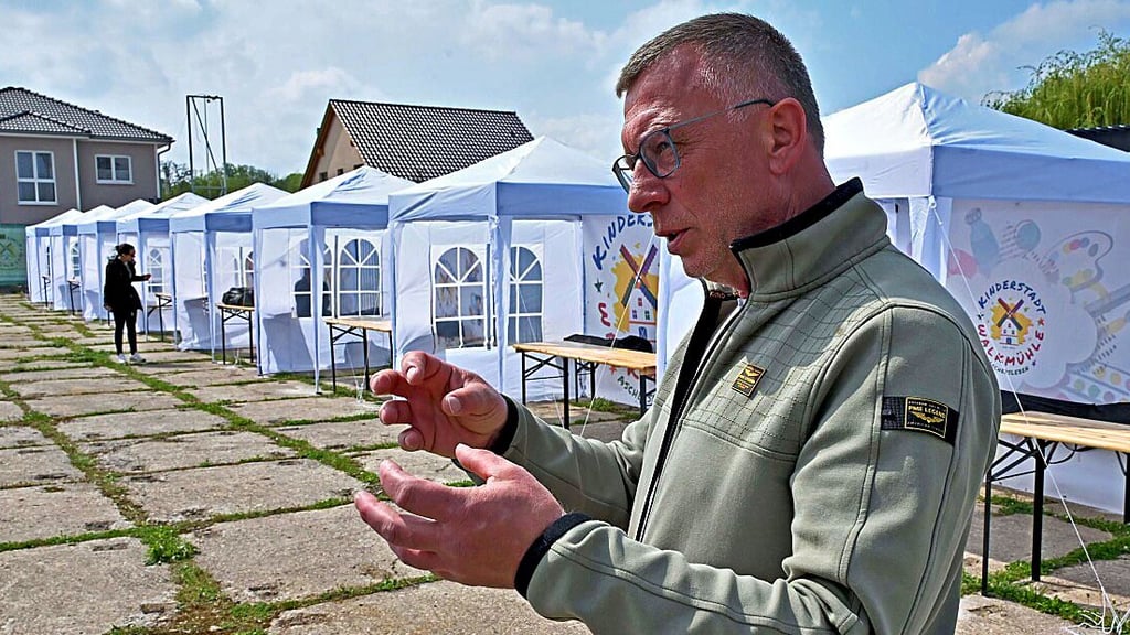 Marko Krogmann ist mit dem Probeaufbau der Kinderstadt auf seinem Gelände im Walkmühlenweg zufrieden.