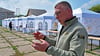 Marko Krogmann ist mit dem Probeaufbau der Kinderstadt auf seinem Gelände im Walkmühlenweg zufrieden. 