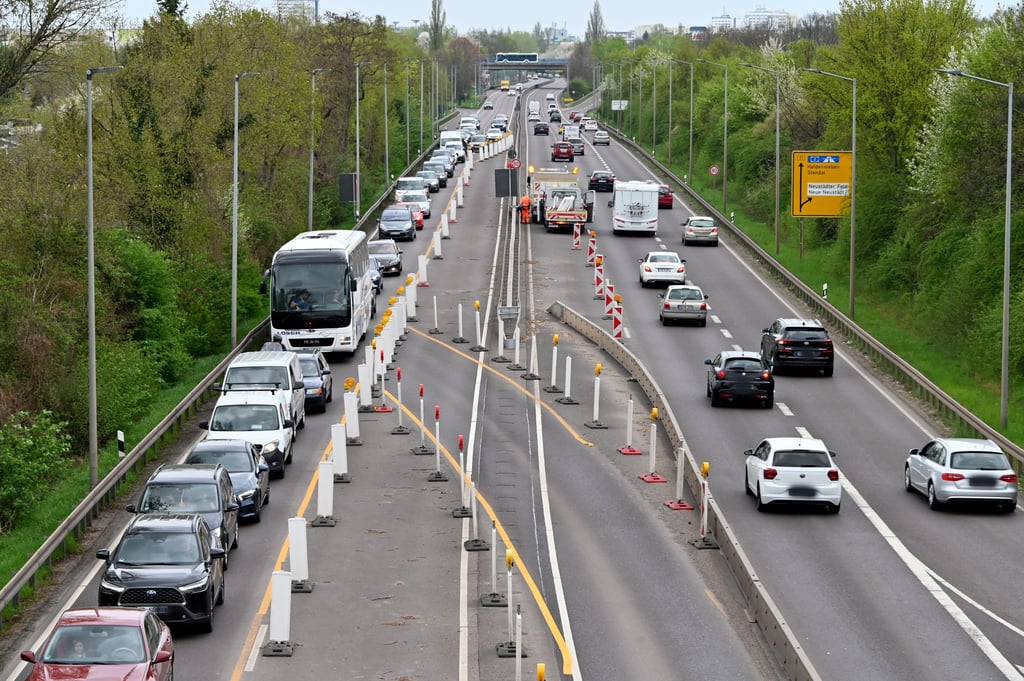 Staugefahr auf dem Magdeburger Ring. Grund ist die gesperrte Brücke am Damaschkeplatz. Bald kommt eine weitere Baustelle auf der Tangente hinzu.