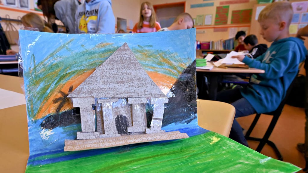 Kleine Kunstwerke in der Grundschule Staßfurter Höhe: Griechische Baukunst aus Pappe und Papier.