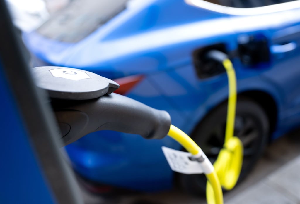 Kommt es zum Brand, sind E-Autos mitunter schwierig zu löschen. Thüringens Feuerwehrchef sieht die Wehren im Land aber gut vorbereitet. (Archiv-Symbolfoto)