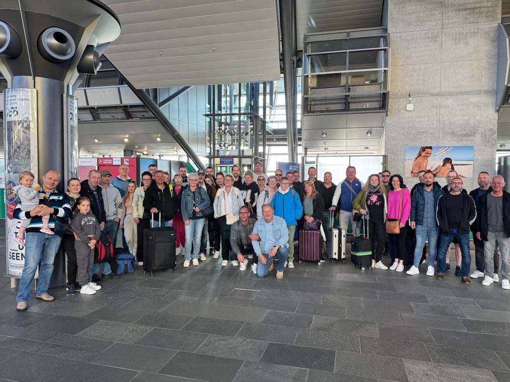 Die Mitarbeiter von H&L Montagebau aus Bad Dürrenberg am Dienstagmorgen am Flughafen Leipzig/Halle vor dem Abflug in die Türkei.