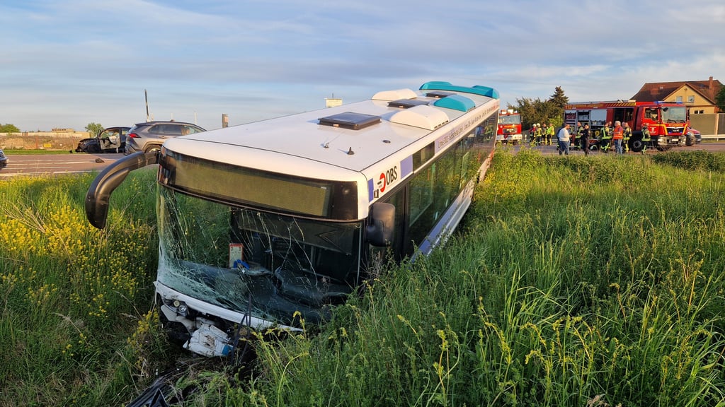 Der Bus krachte nach dem Crash in den Graben. Bei dem Unfall wurden zwei Menschen verletzt.