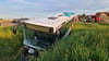Der Bus krachte nach dem Crash in den Graben. Bei dem Unfall wurden zwei Menschen verletzt.