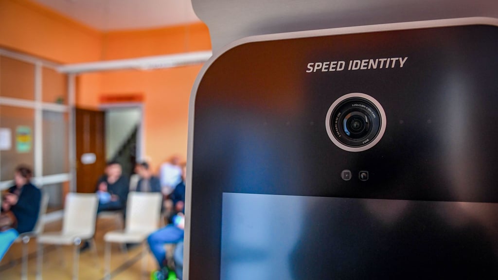 Zum Start der neuen Gesetzesänderung im Mai bieten die Magdeburger Bürgerbüros, bis auf das mobile Bürgerbüro, sowie die Führerscheinstelle Automaten für digitale Passbilder an.