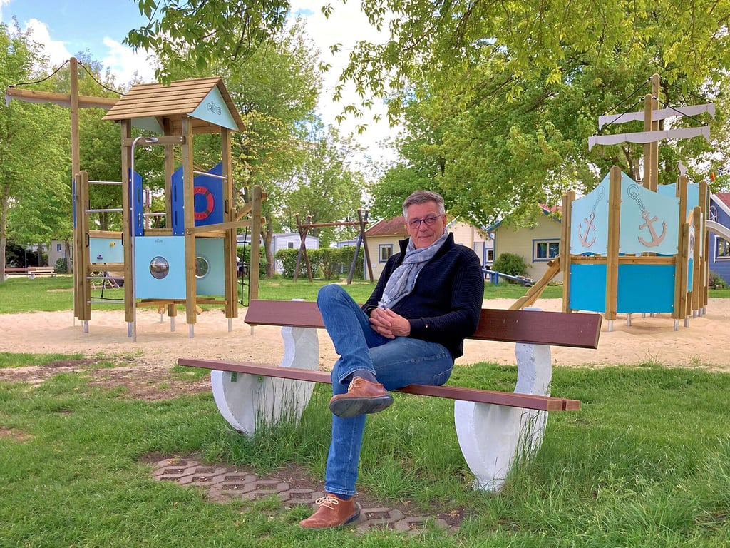 Jedes Jahr denkt sich das Team des Ferienparks Am Löderburger See 3-4 etwas Neues für die Gäste aus. 2025 blickt Betreiber Michael Schnock mit einem neuen Spielplatz ins Badejahr.