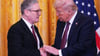 Der britische Premier Starmer (l.) war und US-Präsident Trump im Februar. (Archivbild)