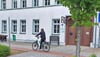 Das Geburtshaus von Adolph Frank mit einer Gedenktafel an der Breiten Straße ist seit Jahren Sitz der Klötzer Stadt- und Kreisbibliothek. 