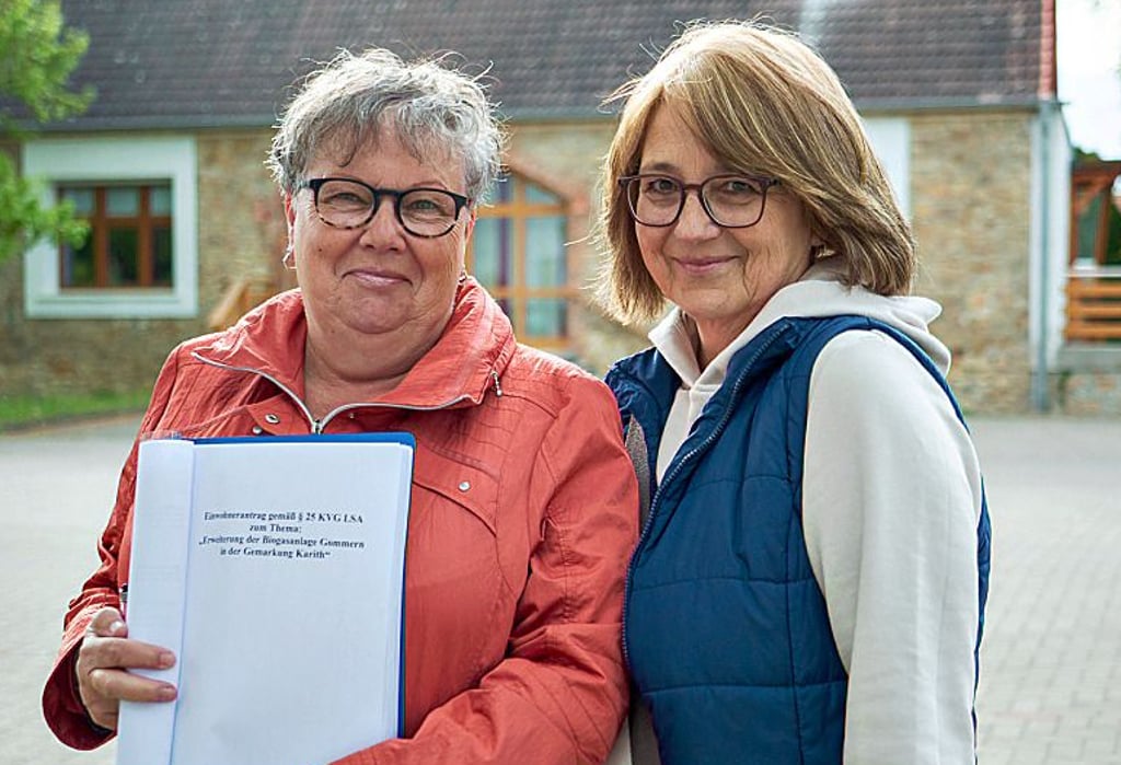 Helga Hayn (l.) und Yvonne Henschel haben den Einwohnerantrag mit 581 Unterschriften übergeben.