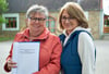 Helga Hayn (l.) und Yvonne Henschel haben den Einwohnerantrag mit 581 Unterschriften  übergeben.