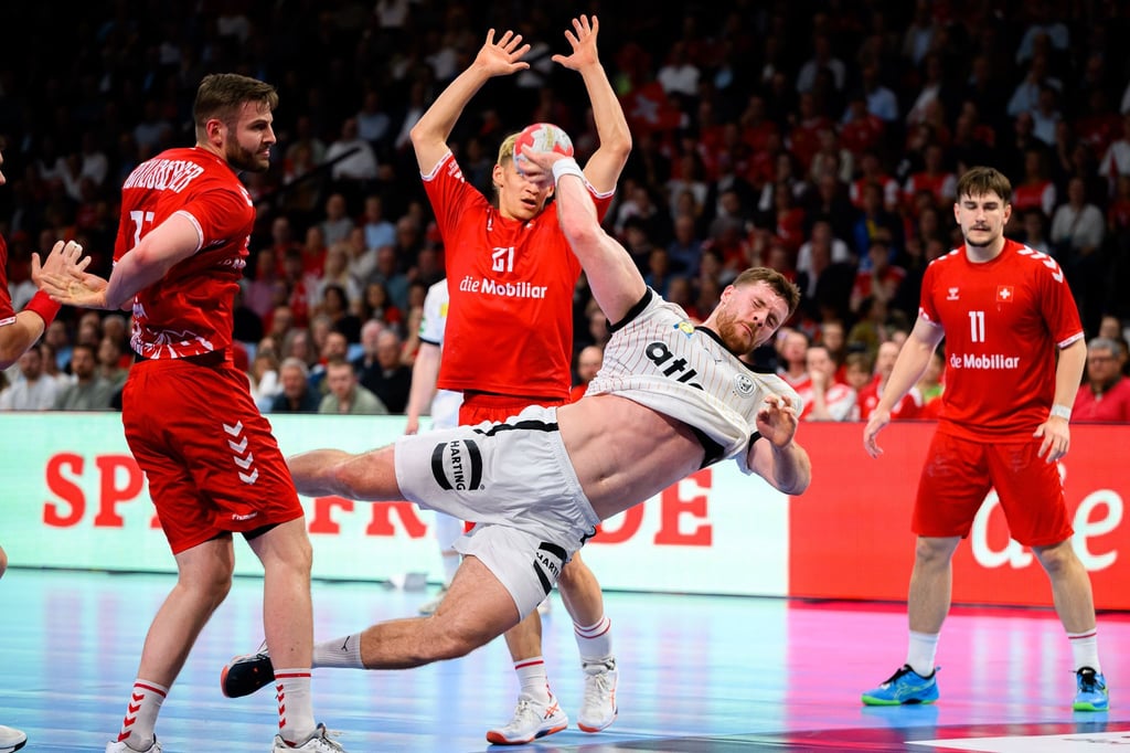 DHB-Kapitän Johannes Golla hat deutliche Kritik an der Leistung beim 32:32 in der Schweiz geübt.