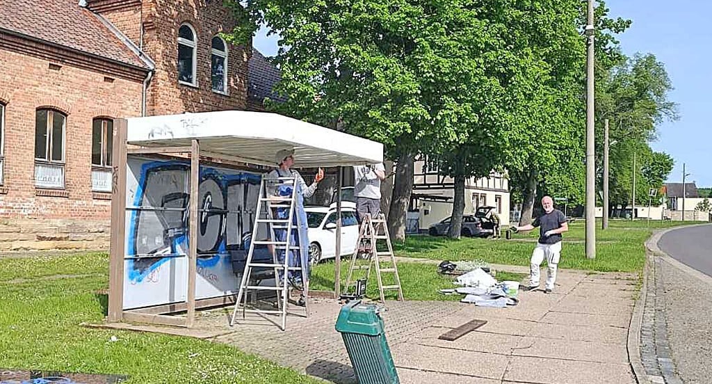Die Bushaltestelle bekommt während der Aktion „Schermcke putzt sich“ einen neuen Anstrich.