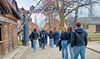 Der bekannte Eingang mit dem Schild „Arbeit macht frei“ sehen die Schüler während des Besuchs im Stammlager Auschwitz I.