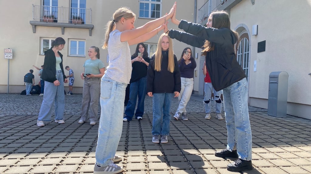 Die Foto AG der Sechstklässler am Humboldt Gymnasium Hettstedt fotografiert Schatten.