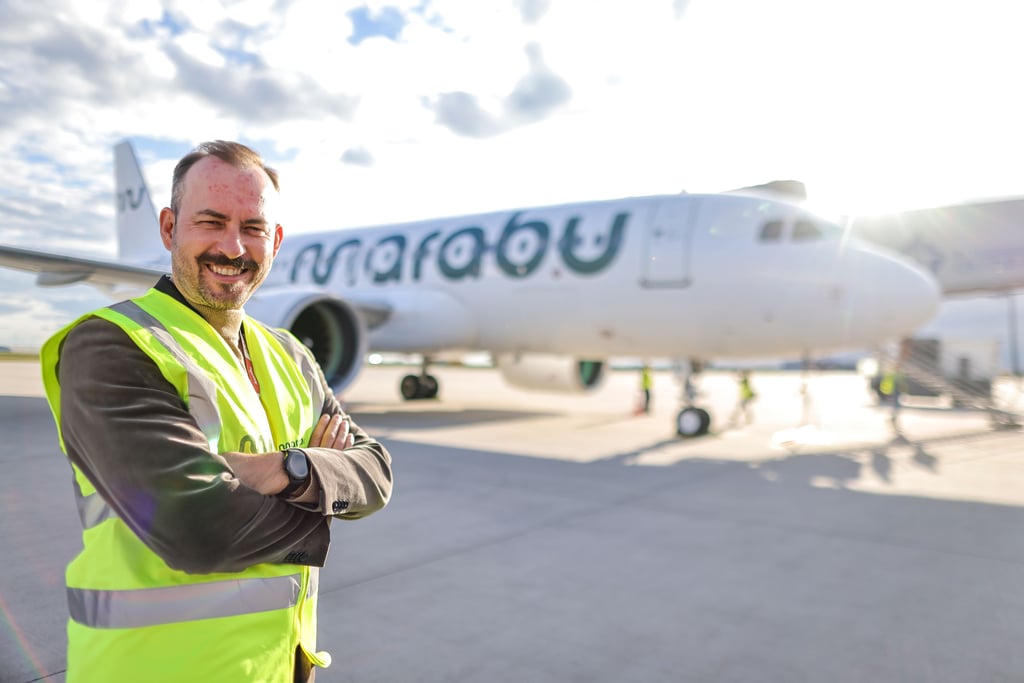 Geschäftsführer Axel Schefe vor einem der drei Airbus A320neo, die Marabu in Leipzig/Halle stationiert hat. (