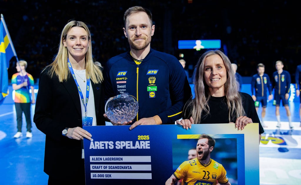 Albin Lagergren wurde vor dem Spiel der Schweden gegen Frankreich als "Handballer des Jahres" geehrt.