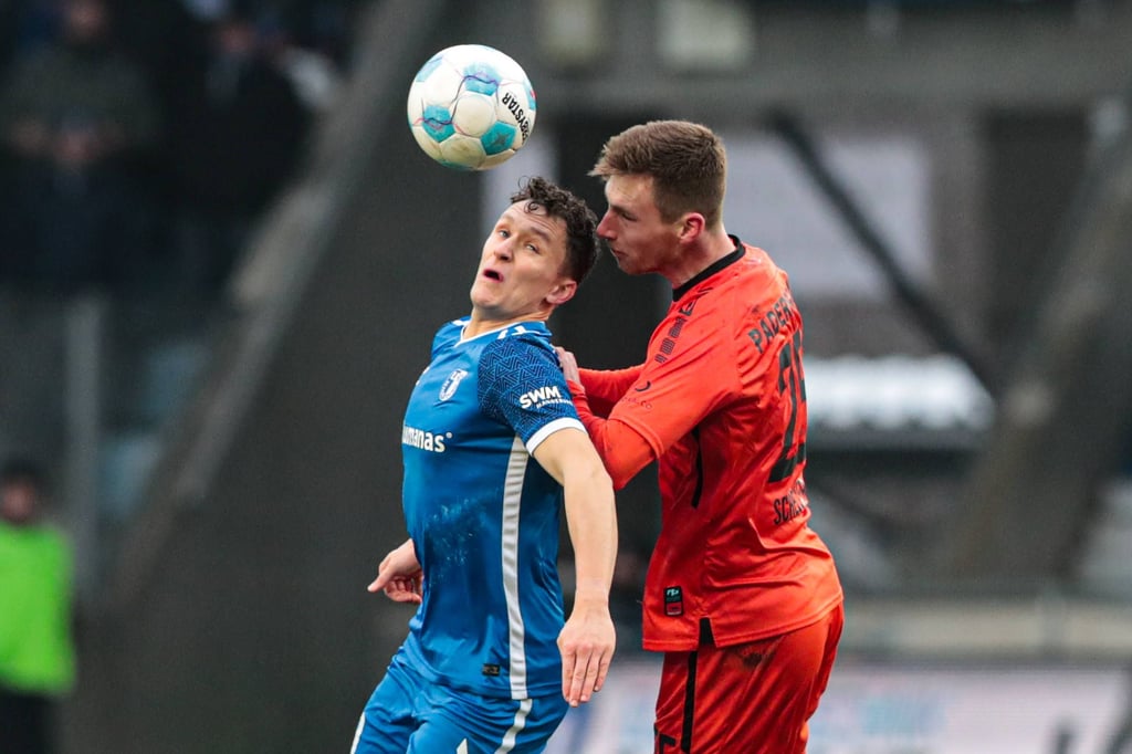 Martijn Kaars vom 1. FC Magdeburg im Duell mit Tjark Scheller vom SC Paderborn beim Hinspiel im Dezember 2024.