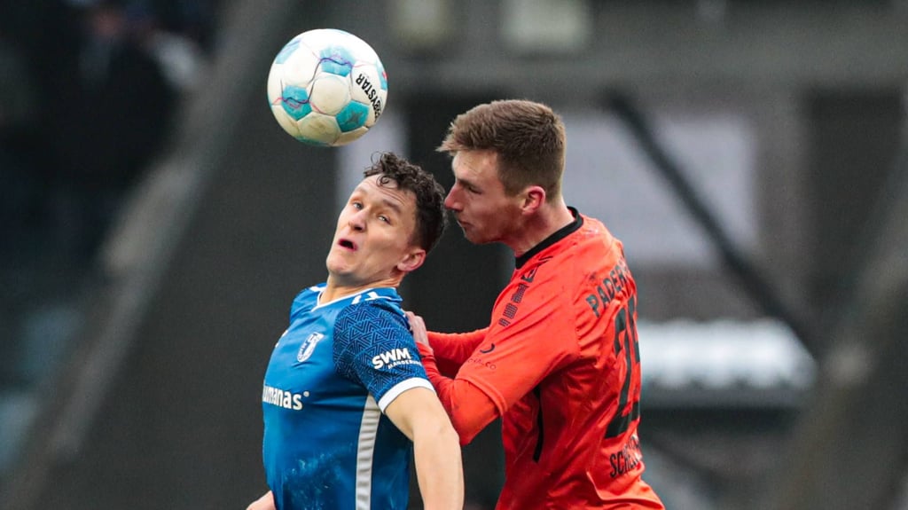 Martijn Kaars vom 1. FC Magdeburg im Duell mit Tjark Scheller vom SC Paderborn beim Hinspiel im Dezember 2024.