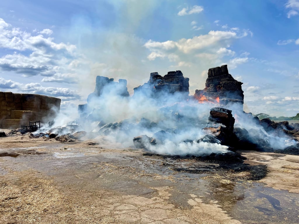 Großbrand bei Leitzkau. Acht Feuerwehren sind im Einsatz.