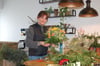 Anne Richter von "Blumenkind" bindet einen Strauß.
