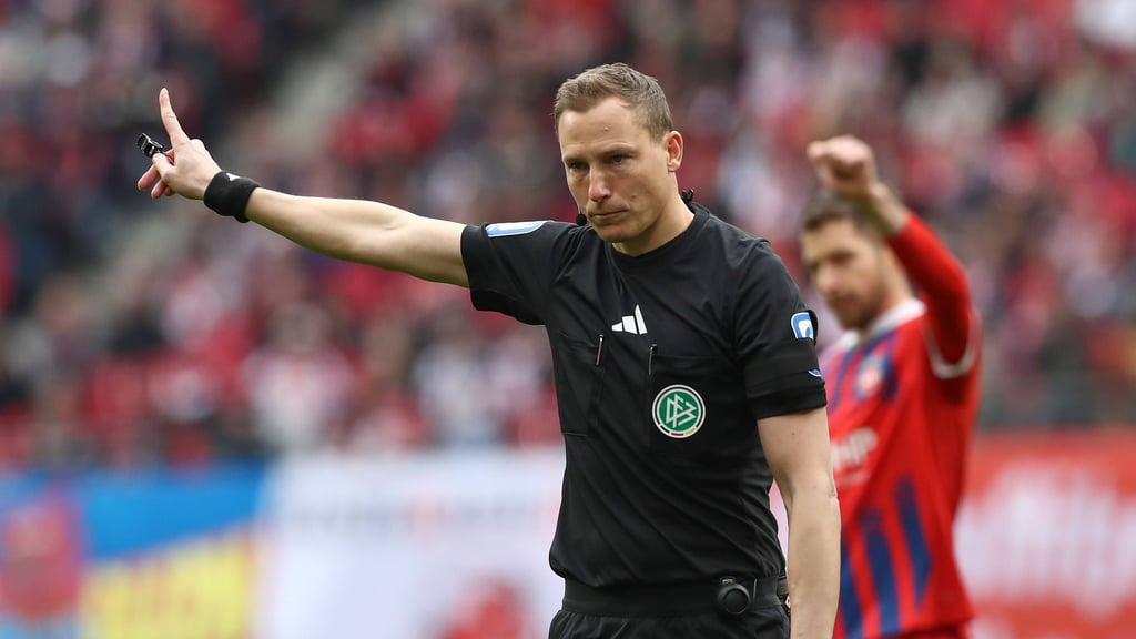 Schiedsrichter Martin Petersen leitet am Samstag die Zweitliga-Partie zwischen SC Paderborn und 1. FC Magdeburg im Aufstiegskampf.