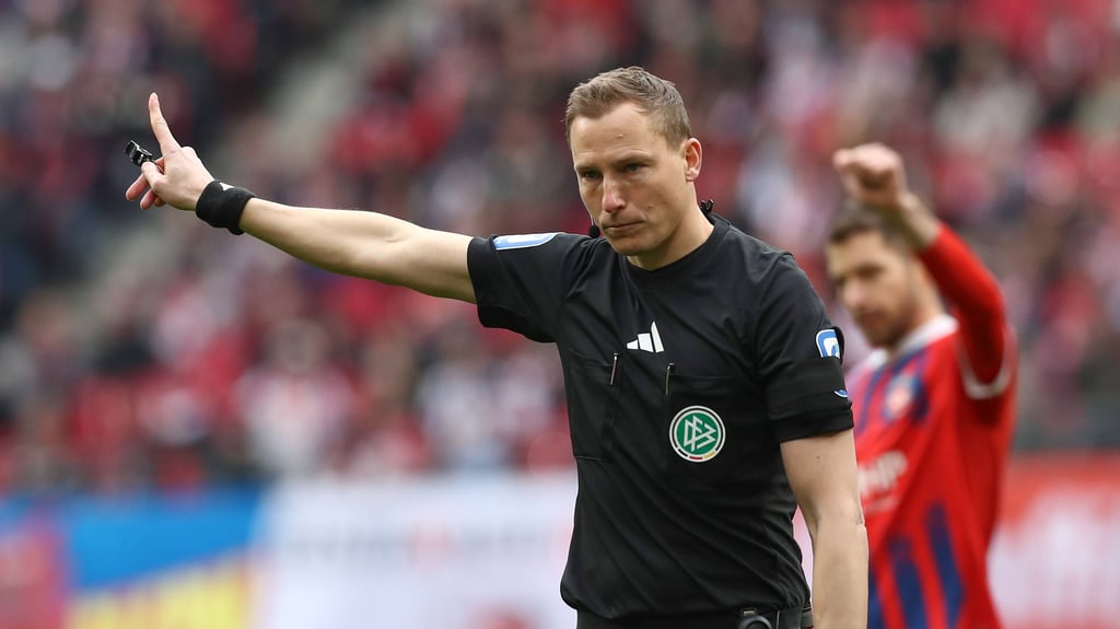 Schiedsrichter Martin Petersen leitet am Samstag die Zweitliga-Partie zwischen SC Paderborn und 1. FC Magdeburg im Aufstiegskampf.