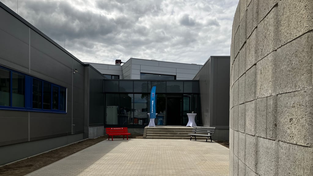 Das neue Produktions- und Verwaltungsgebäude der Tonfunk GmbH in Ermsleben, mit dem Produktionskapazitäten erweitert werden.