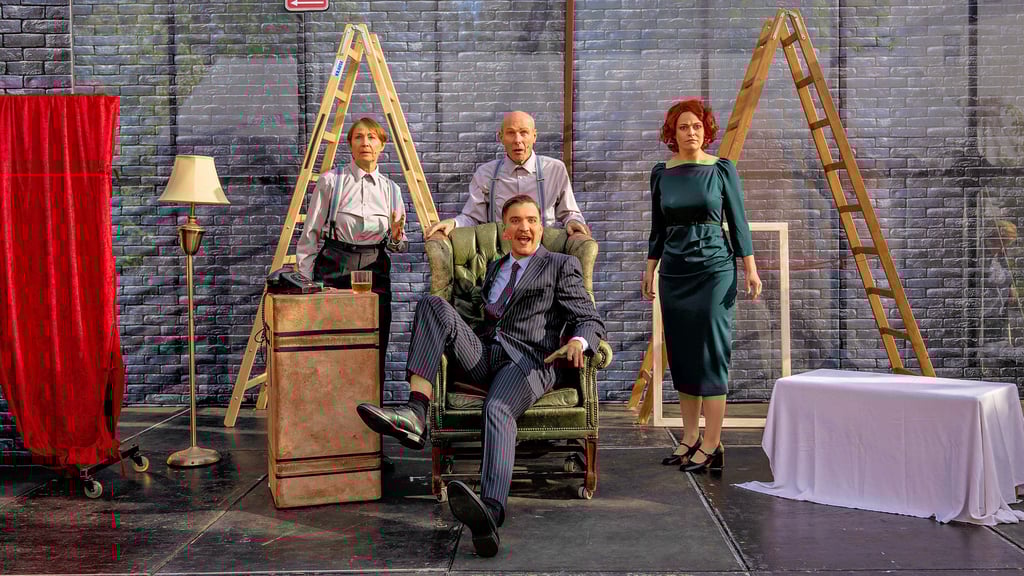 Schlüpfen beim Sommertheater „39 Stufen“ im Stendaler Klostergarten in zahlreiche Rollen (von links): Katrin Steinke, Paul Worms (vorn), Hannes Liebmann und Josephine Behrens.