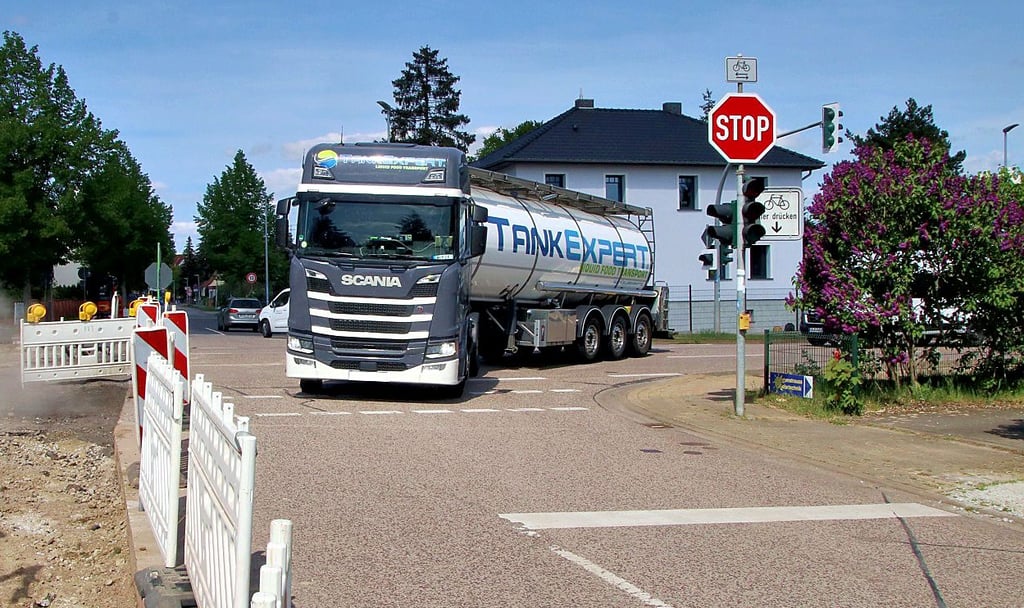 Ungesicherter Schulweg an der Thälmannstraße in Möser.