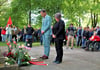 Hales OB Alexander Vogt und die Linkenabgeordnete Kerstin Eisenreich bei der Kranniederlegung auf dem Südfriedhof in Halle  