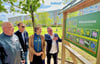 In einem landesweiten Pilotprojekt ist inmitten der Bernburger Plattenbausiedlung Zepziger Weg eine Blüh- und Streuobstwiese angelegt worden. Bei der Einweihung am Donnerstag waren auch Holger Köhncke (von links), Peter Arlt, Nele Herkt und Stefan Beer dabei.