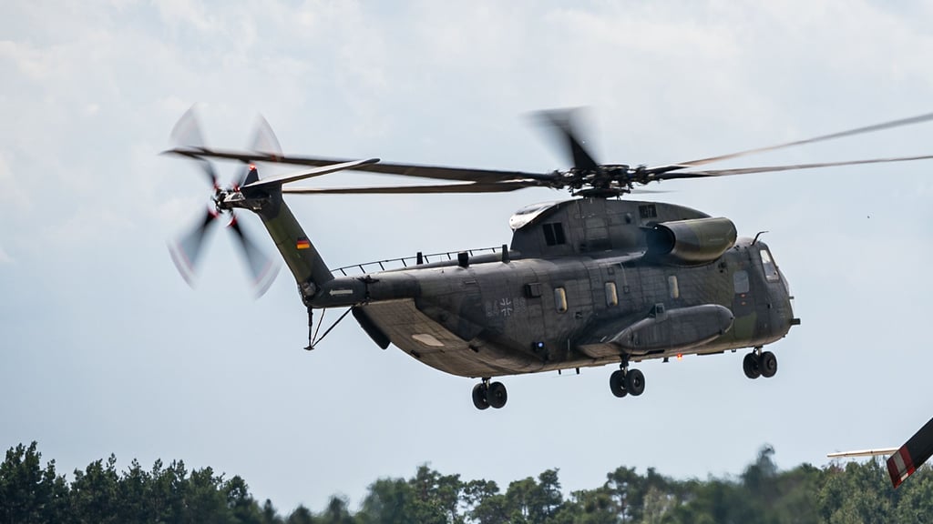 Dieser Hubschrauber startet am Mittwoch in Holzdorf, überfliegt Wittenberg und kehrt wenig später wieder zurück.